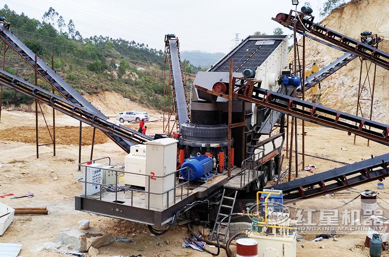 時(shí)產(chǎn)200-300噸青石移動(dòng)磕石子機(jī)工作現(xiàn)場(chǎng) 時(shí)產(chǎn)200-300噸青石移動(dòng)磕石子機(jī)工作現(xiàn)場(chǎng)