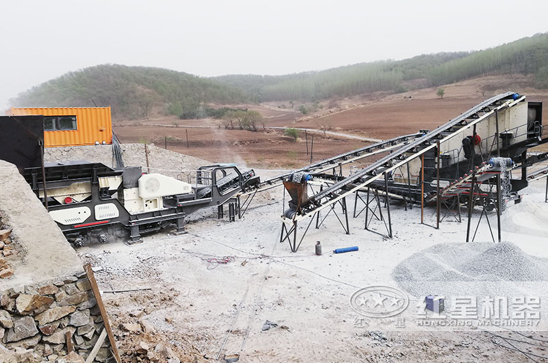 時(shí)產(chǎn)200-300噸青石移動(dòng)磕石子機(jī)工作現(xiàn)場(chǎng) 時(shí)產(chǎn)200-300噸青石移動(dòng)磕石子機(jī)工作現(xiàn)場(chǎng)