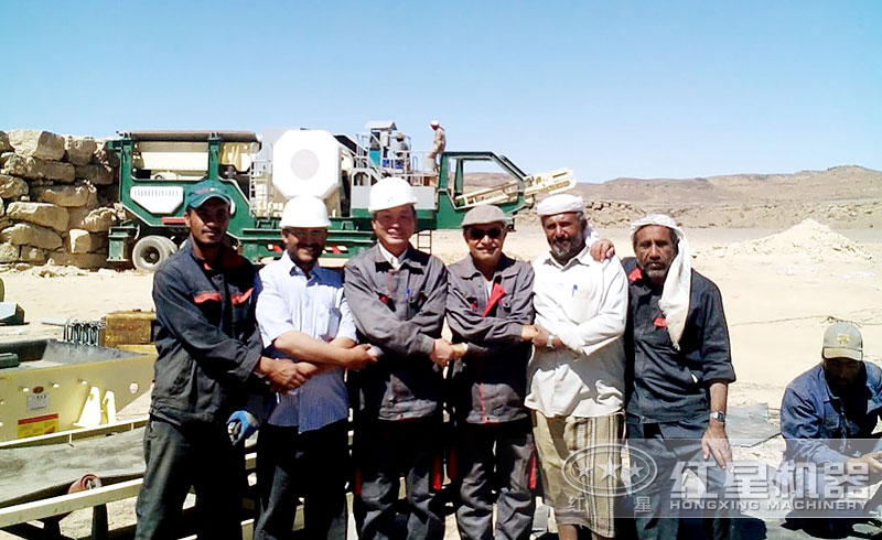 移動(dòng)碎石機(jī)在沙特阿拉伯現(xiàn)場(chǎng)與用戶合影 移動(dòng)碎石機(jī)在沙特阿拉伯現(xiàn)場(chǎng)與用戶合影