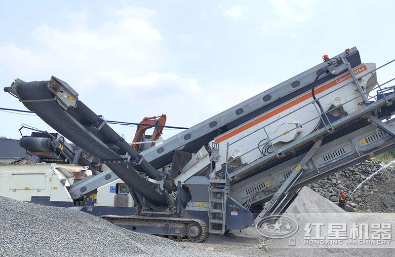 移動(dòng)式建筑垃圾粉碎機(jī)現(xiàn)場 移動(dòng)式建筑垃圾粉碎機(jī)現(xiàn)場